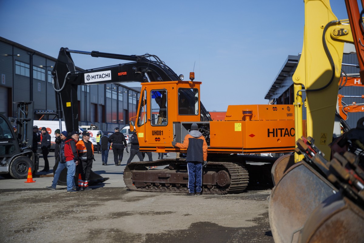 /storage/2023/04/hitachi-congratulates-rotator-on-its-40th-year-as-finnish-dealer_644b7c0653309.jpg