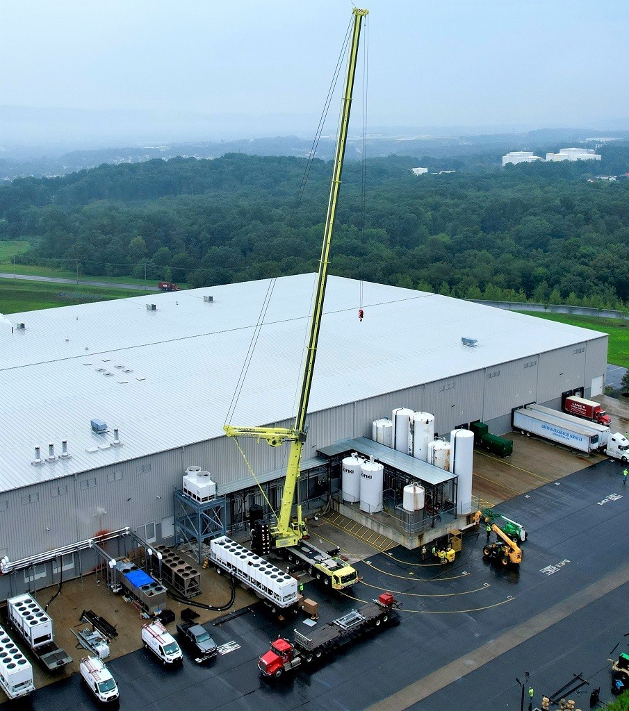 /storage/2023/10/tadano-ac-7450-1-performs-unique-lifts-at-bottling-facility-in-pennsylvania_651931a47e919.jpg