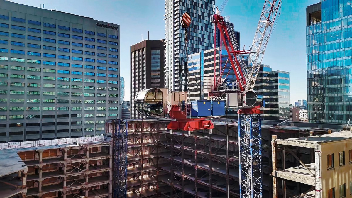 Due gru Raimondi LR273 per uno storico edificio di Toronto