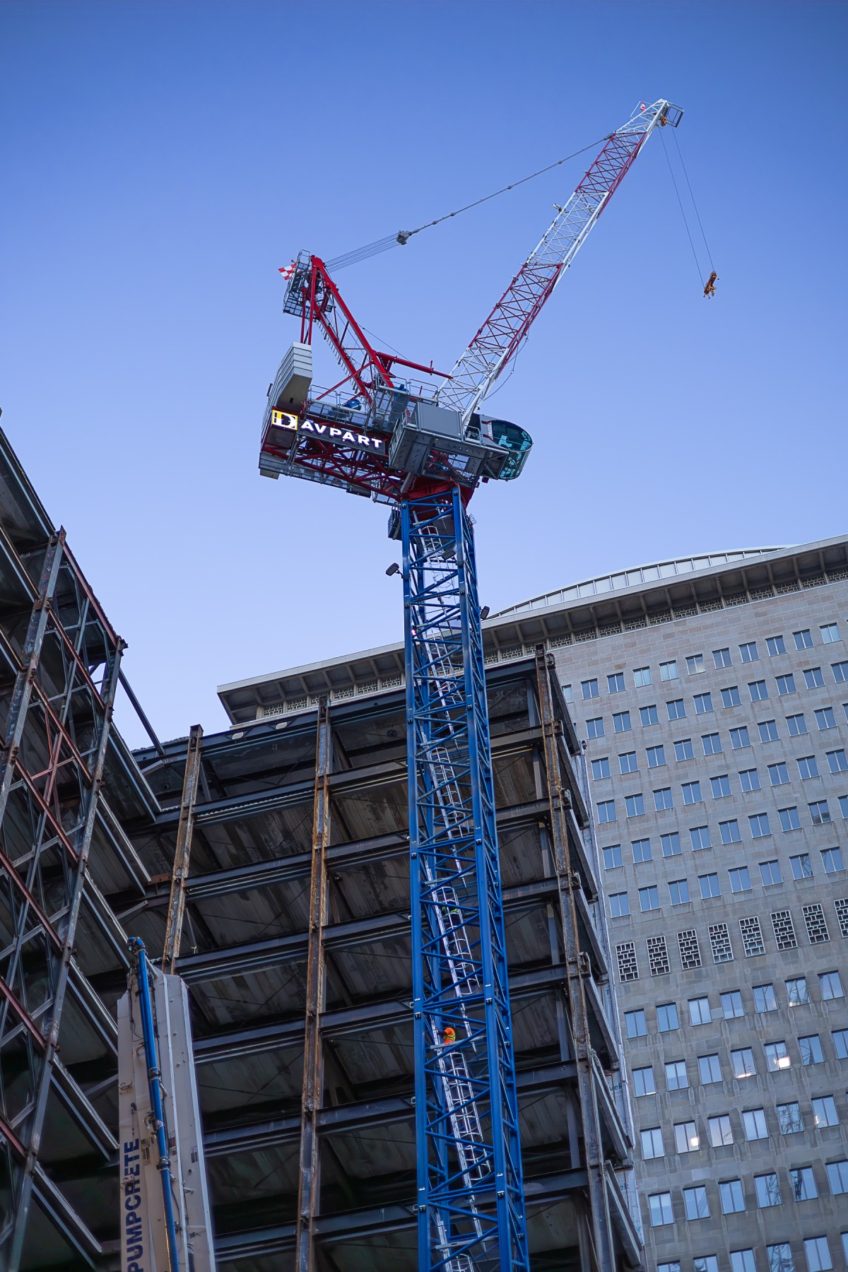 Due gru Raimondi LR273 per uno storico edificio di Toronto