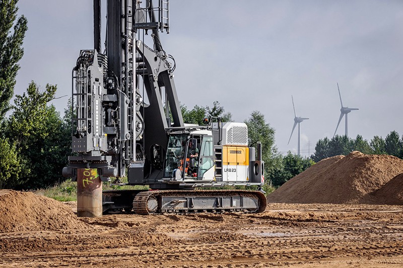 /storage/2024/05/lrb-23-continues-the-success-story-of-piling-and-drilling-rigs-for-liebherr_66485fc12edc9.jpg