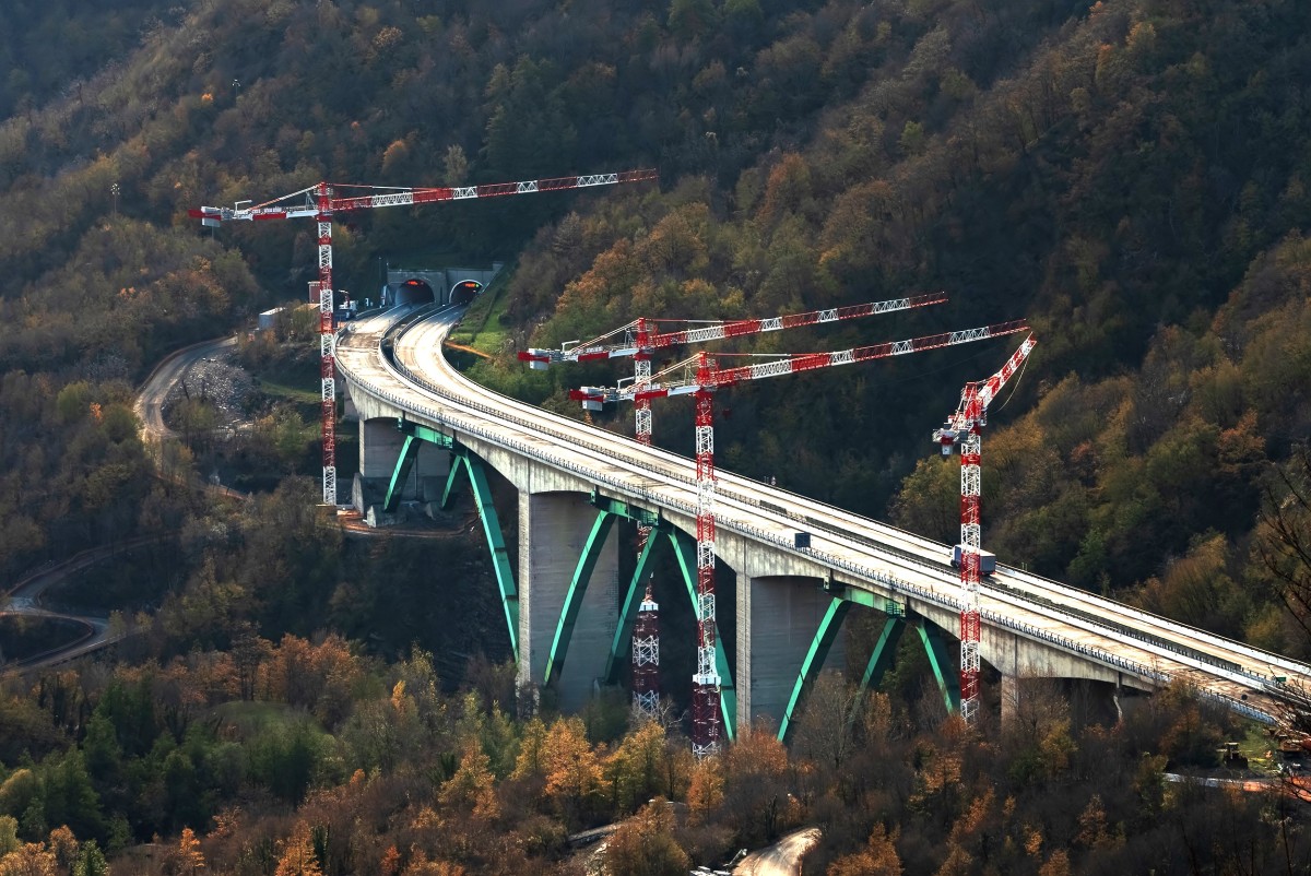 Quattro gru Potain per la ricostruzione del Viadotto Gravagna