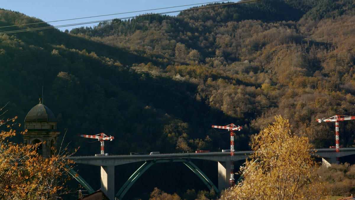 Quattro gru Potain per la ricostruzione del Viadotto Gravagna