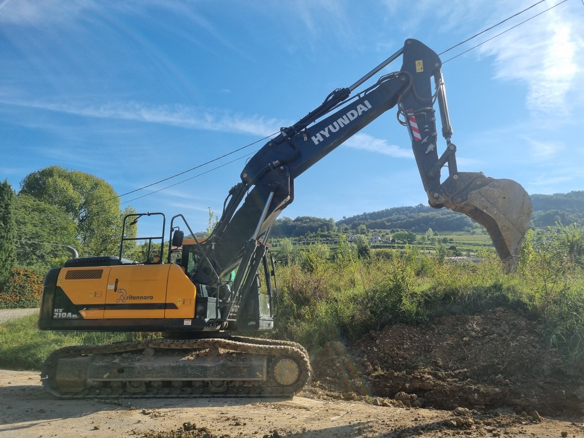 Un escavatore Hyundai HX210ANL per Ritonnaro Costruzioni