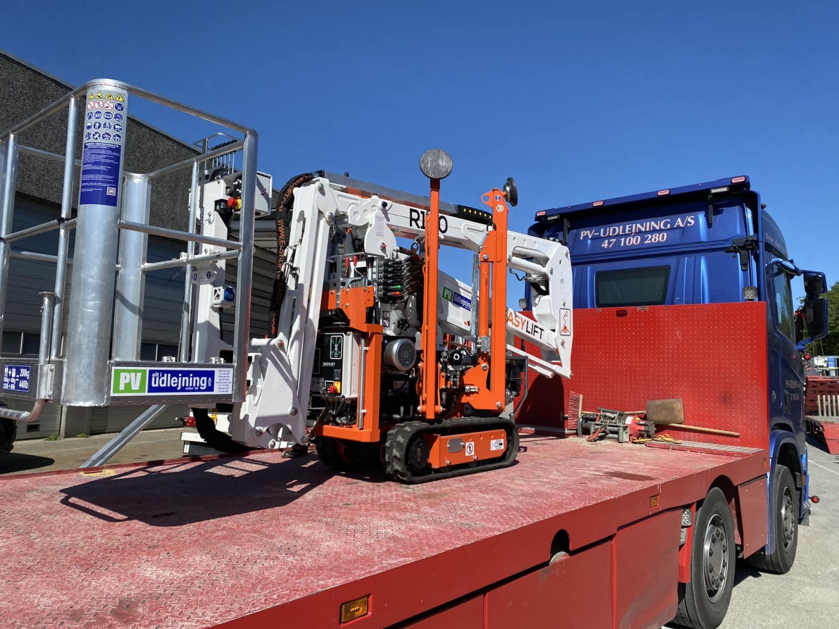Hammer Lifte makes a full load of deliveries of Easy Lift spiders