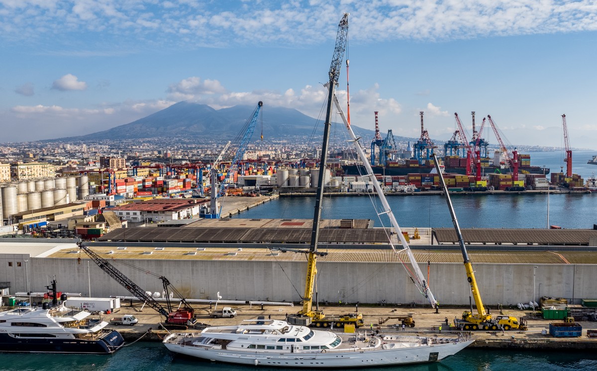 /storage/2024/06/two-grove-cranes-from-palumbo-heavy-lift-team-up-for-spectacular-tandem-lifts-in-naples_66813427c5a61.jpg