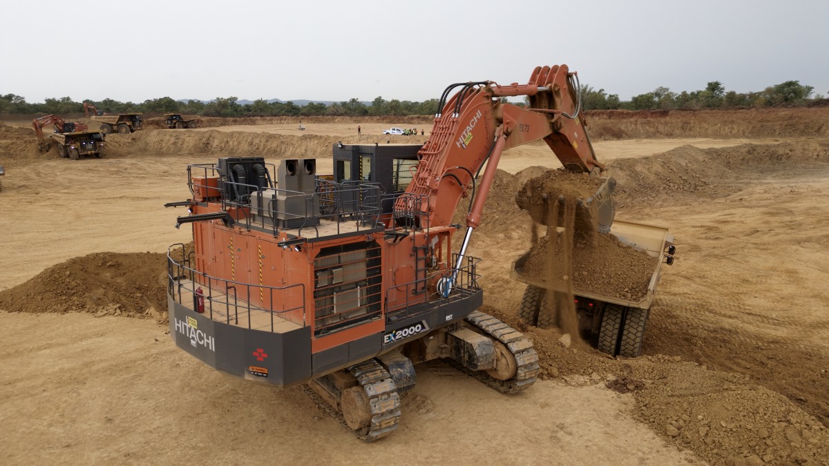 Un escavatore Hitachi EX2000-7 in Ghana per Engineers & Planners