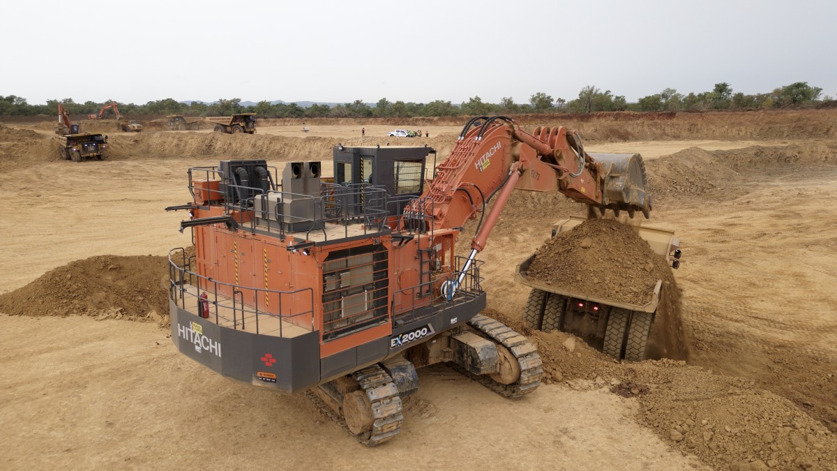 Un escavatore Hitachi EX2000-7 in Ghana per Engineers & Planners