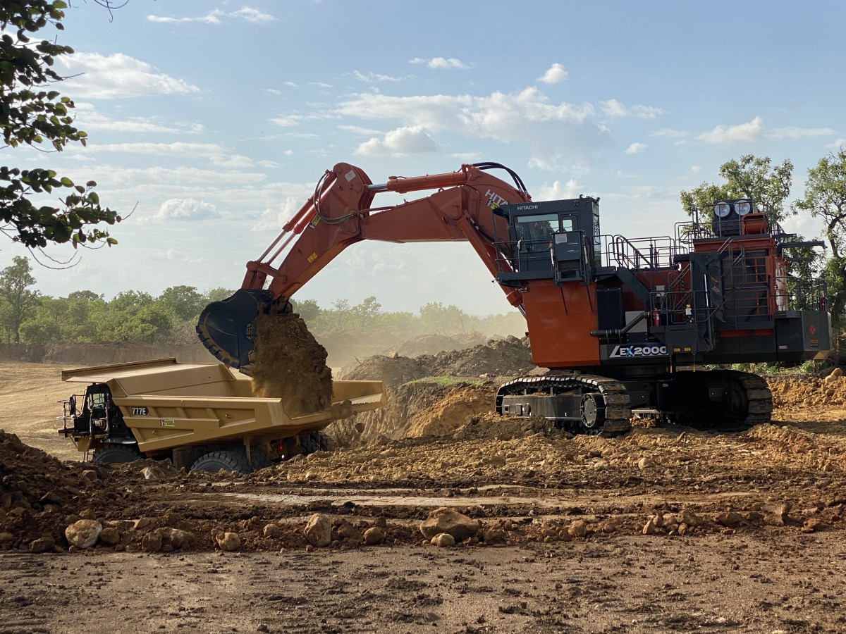 Un escavatore Hitachi EX2000-7 in Ghana per Engineers & Planners