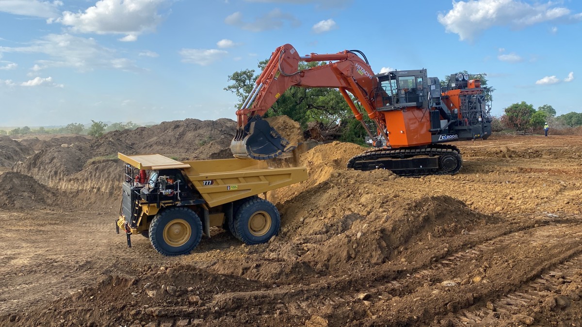 Un escavatore Hitachi EX2000-7 in Ghana per Engineers & Planners