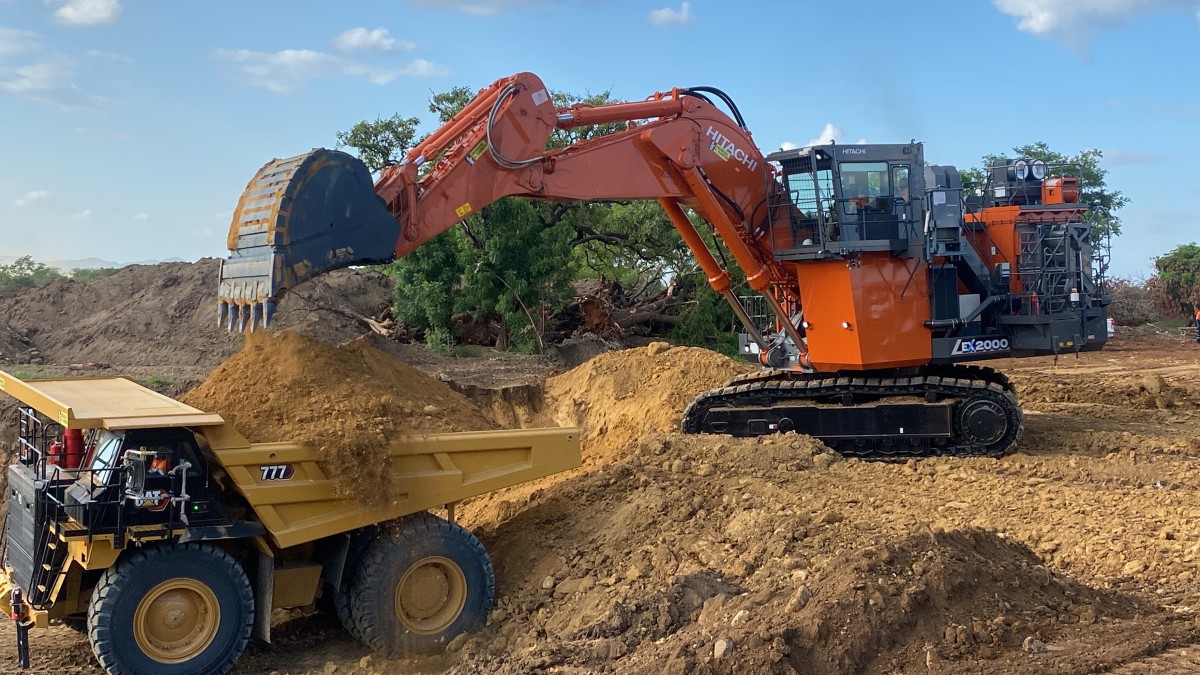 Un escavatore Hitachi EX2000-7 in Ghana per Engineers & Planners