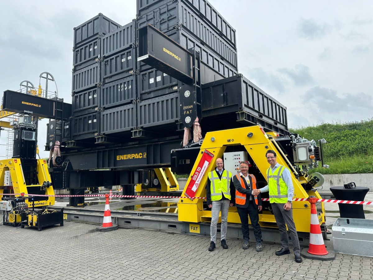 Un portale idraulico Enerpac SBL600 per Schmidbauer