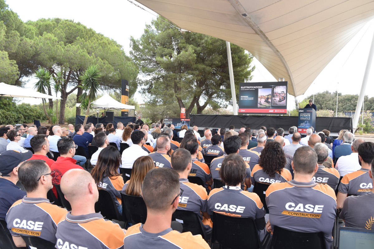 /storage/2024/07/cnh-inaugurates-electric-compact-wheel-loader-production-line-in-lecce_6688157f127c3.JPG