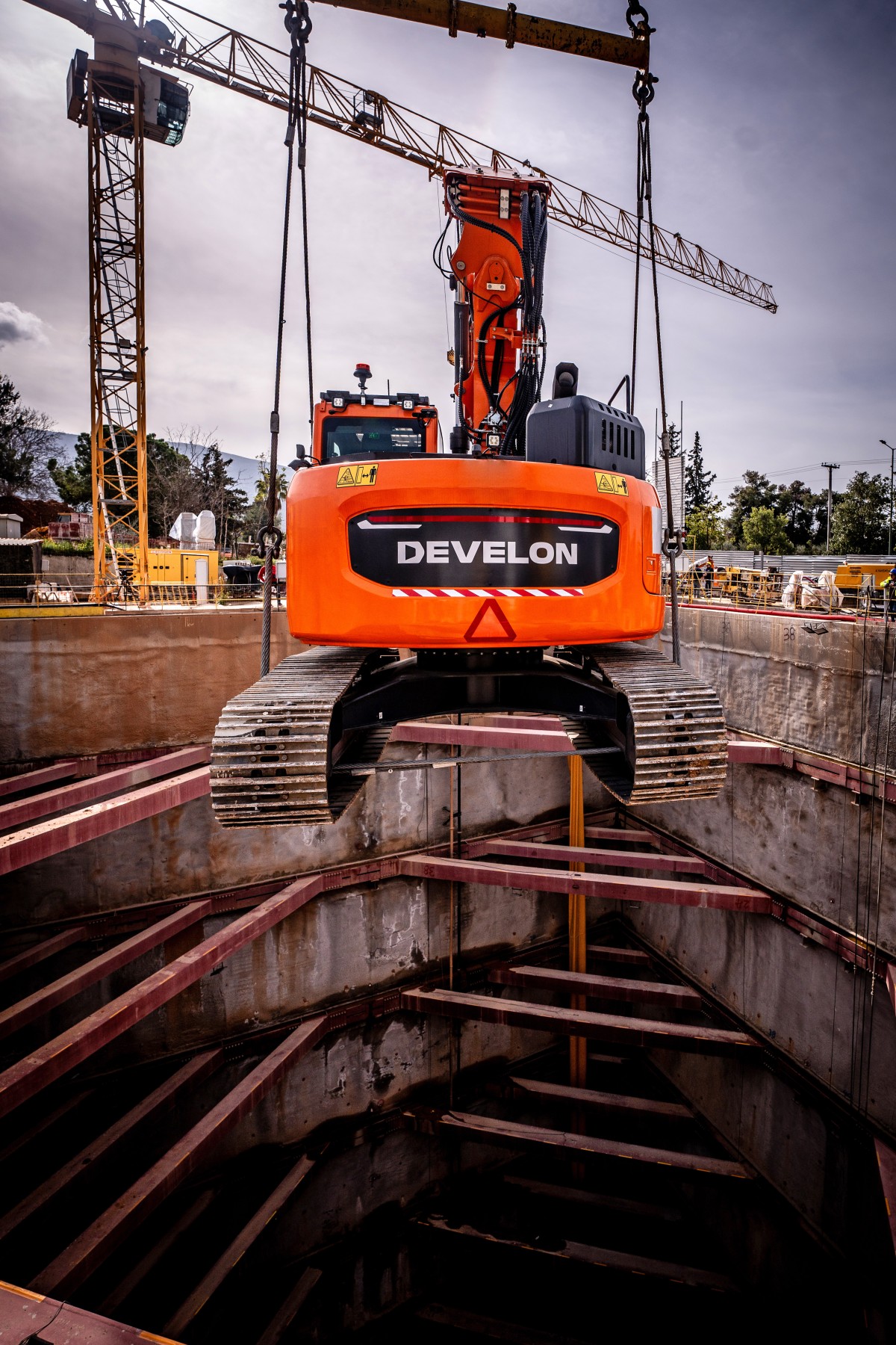 DEVELON lancia l'escavatore per gallerie DX235RTF-7