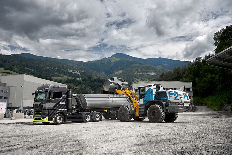 /storage/2024/07/first-large-liebherr-wheel-loader-with-hydrogen-engine-and-first-hydrogen-filling-station-in-salzburg_6688f5989afb0.jpg