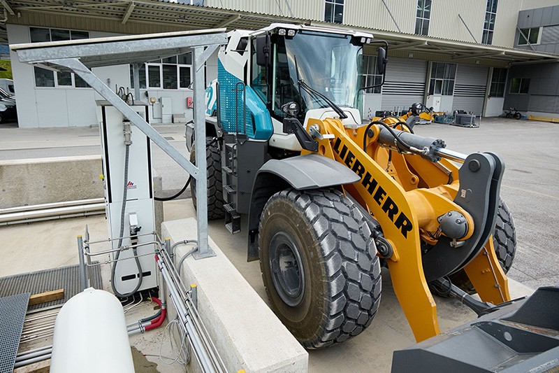 /storage/2024/07/first-large-liebherr-wheel-loader-with-hydrogen-engine-and-first-hydrogen-filling-station-in-salzburg_6688f598a5de7.jpg