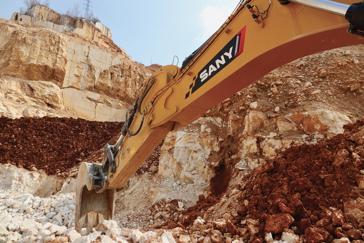 Un escavatore cingolato Sany nella cava di marmo di Botticino