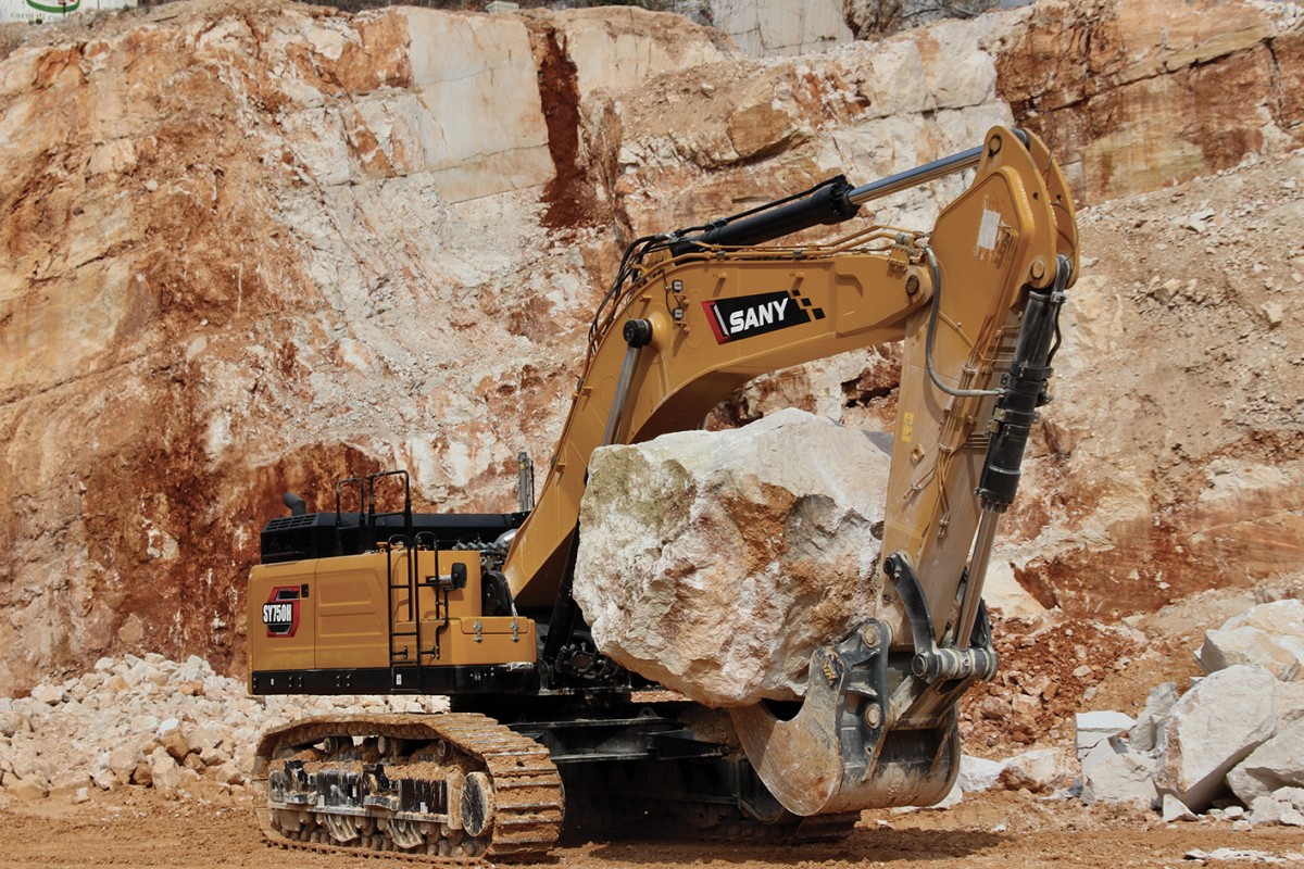 Un escavatore cingolato Sany nella cava di marmo di Botticino