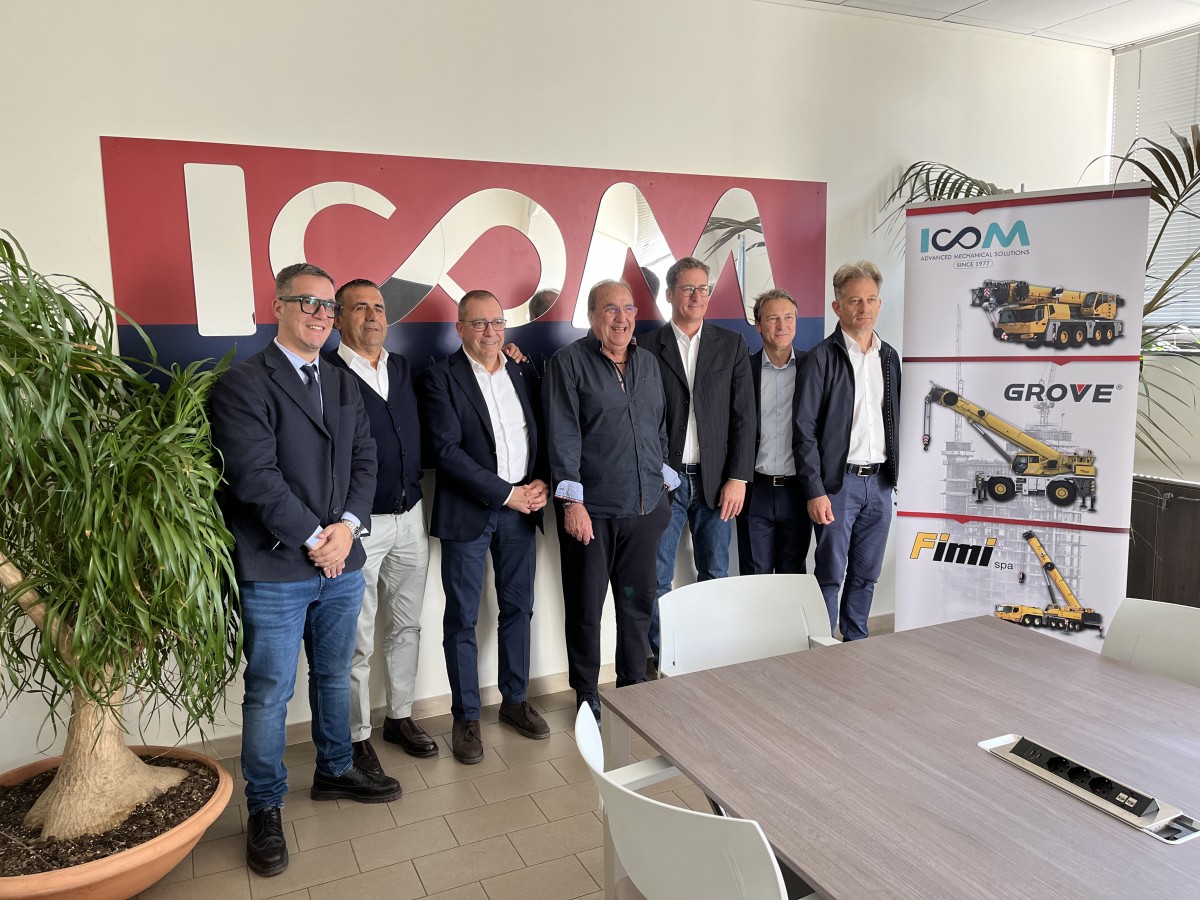 Un'autogrù Grove GRT8120 a Cagliari con Nuova ICOM