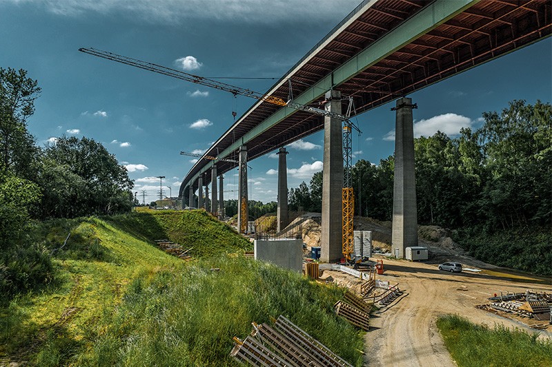 /storage/2024/08/18-liebherr-cranes-involved-in-replacing-germanys-second-longest-road-bridge_66b34eb6df0bd.jpg