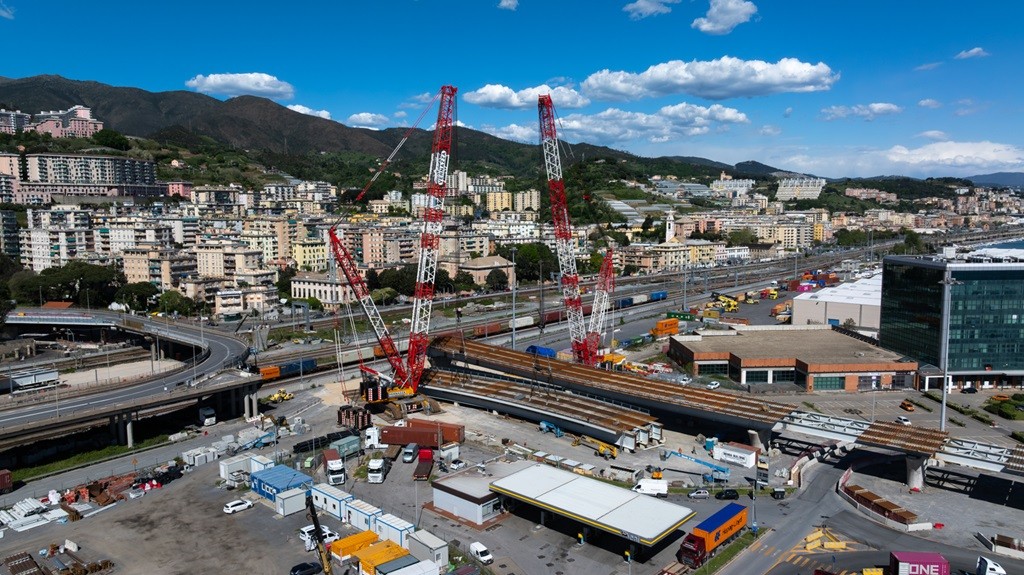 Tadano CC 68.1250-1 and CC 38.650-1 lift steel bridge sections at the Porto di Prà shipyard