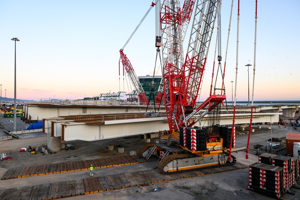 /storage/2024/08/tadano-cc-681250-1-and-cc-38650-1-lift-steel-bridge-sections-at-the-porto-di-pra-shipyard_66c6eadbd9610.jpg