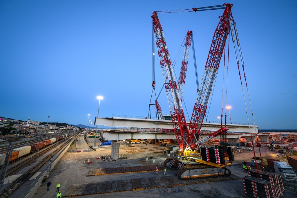 /storage/2024/08/tadano-cc-681250-1-and-cc-38650-1-lift-steel-bridge-sections-at-the-porto-di-pra-shipyard_66c6eadbe715e.jpg