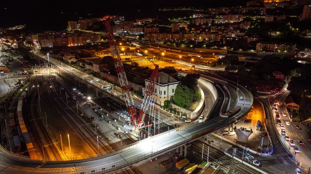 /storage/2024/08/tadano-cc-681250-1-and-cc-38650-1-lift-steel-bridge-sections-at-the-porto-di-pra-shipyard_66c6eadc1ab5b.jpg