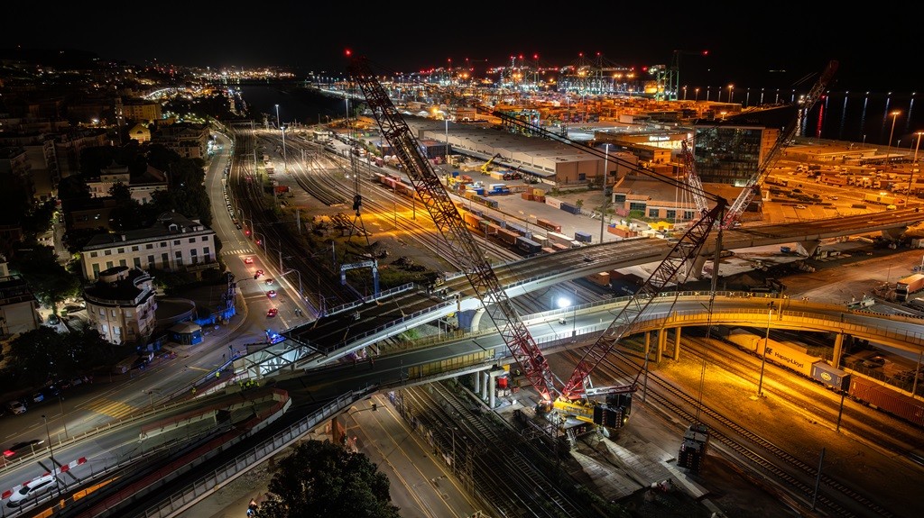 /storage/2024/08/tadano-cc-681250-1-and-cc-38650-1-lift-steel-bridge-sections-at-the-porto-di-pra-shipyard_66c6eadc26fc1.jpg