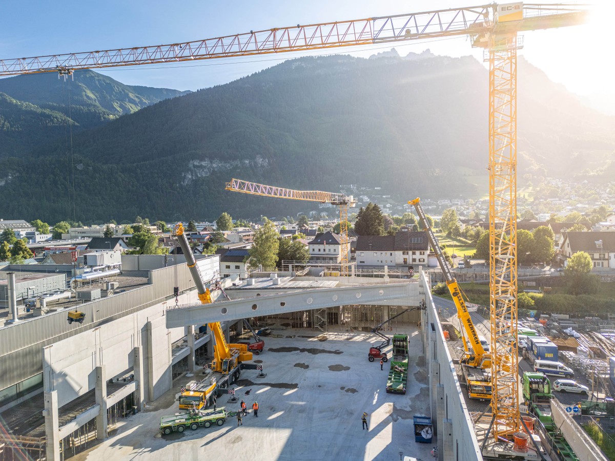 Tandem hoist on cellar ceiling: Haslach installs giant prestressed concrete trusses