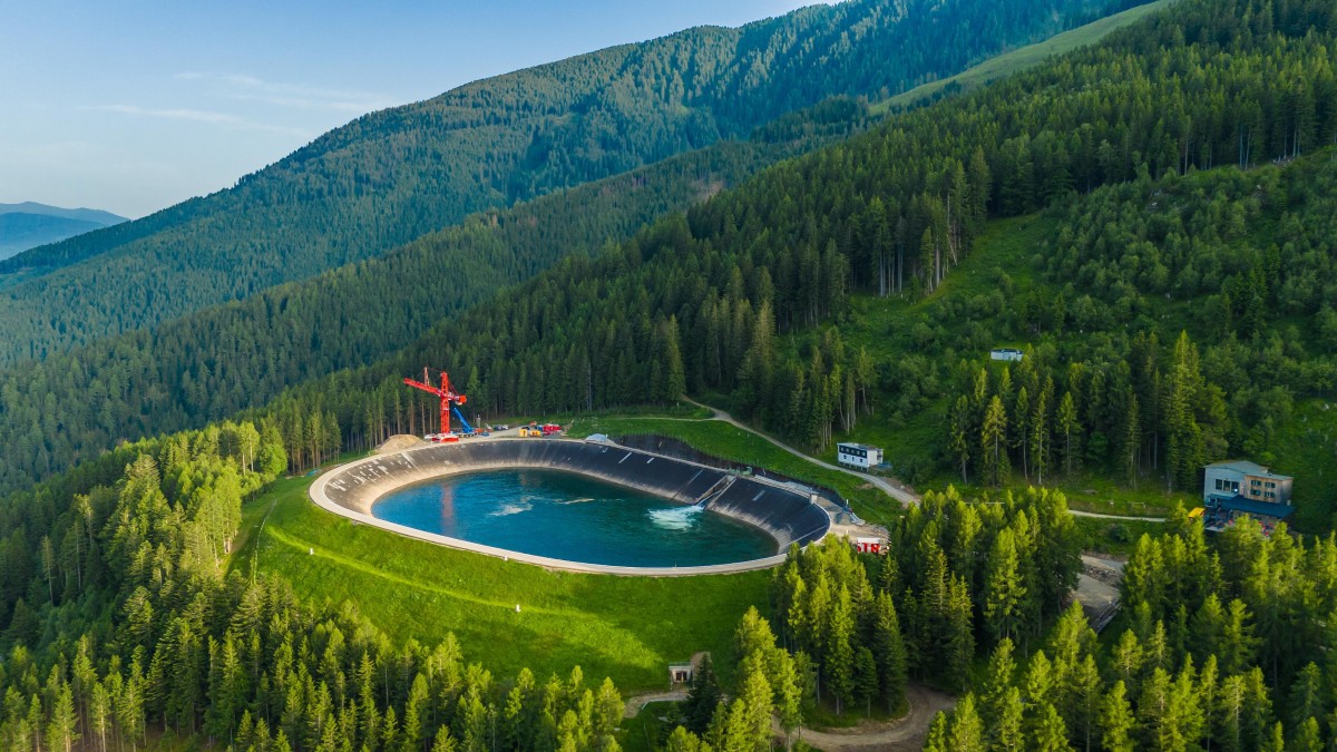 /storage/2024/08/wolffkran-austria-deploys-powerhouse-for-reservoir-clean-up_66d1becc6e9bb.jpg