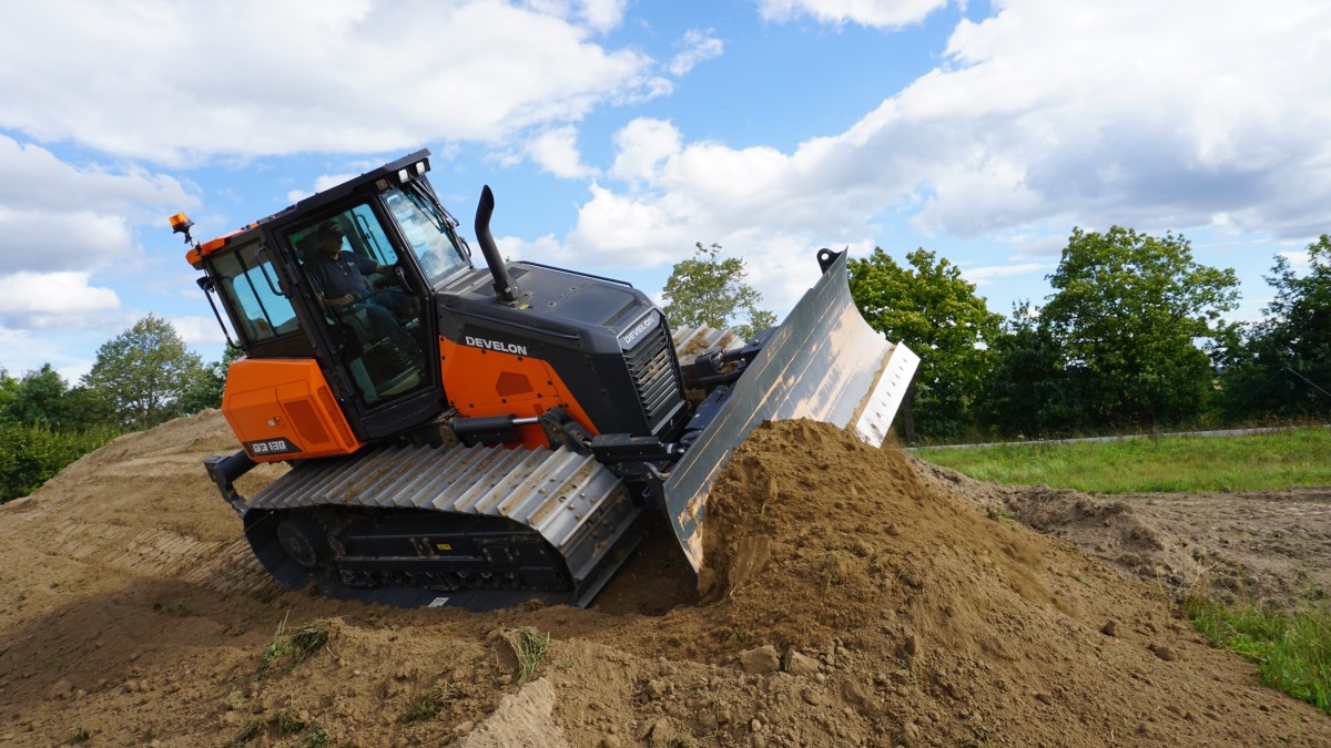 DEVELON entra nel mercato europeo dei dozer con il DD130