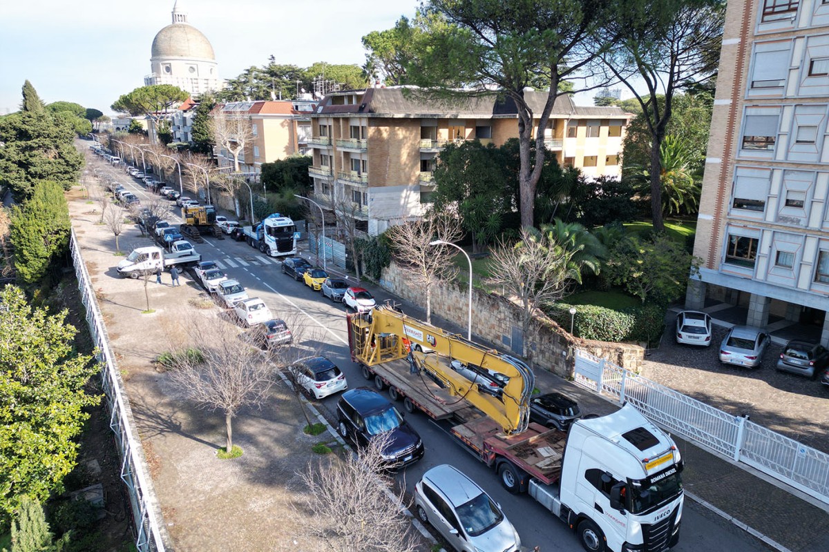 Tanningher e Caterpillar: demolizione "chirurgica" a Roma