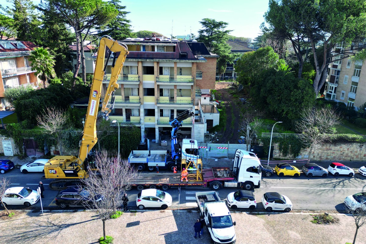 Tanningher e Caterpillar: demolizione "chirurgica" a Roma