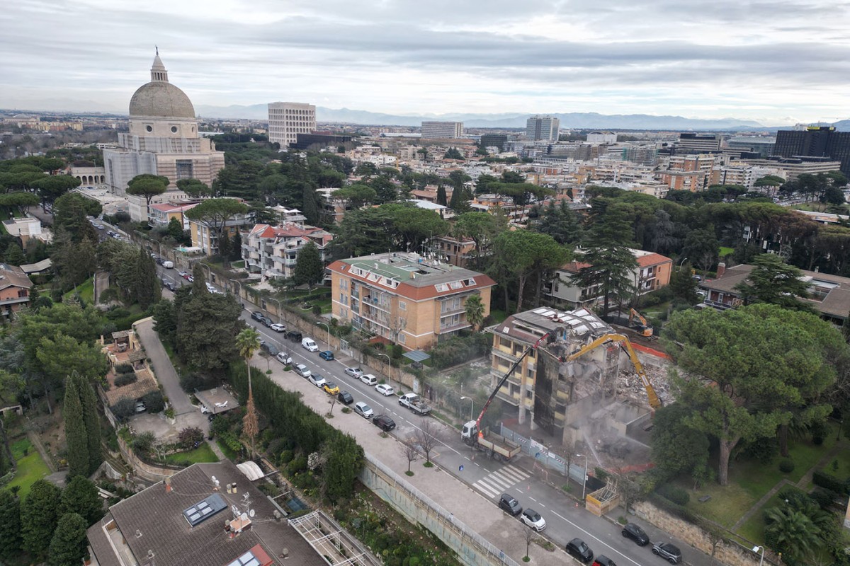 Tanningher e Caterpillar: demolizione "chirurgica" a Roma