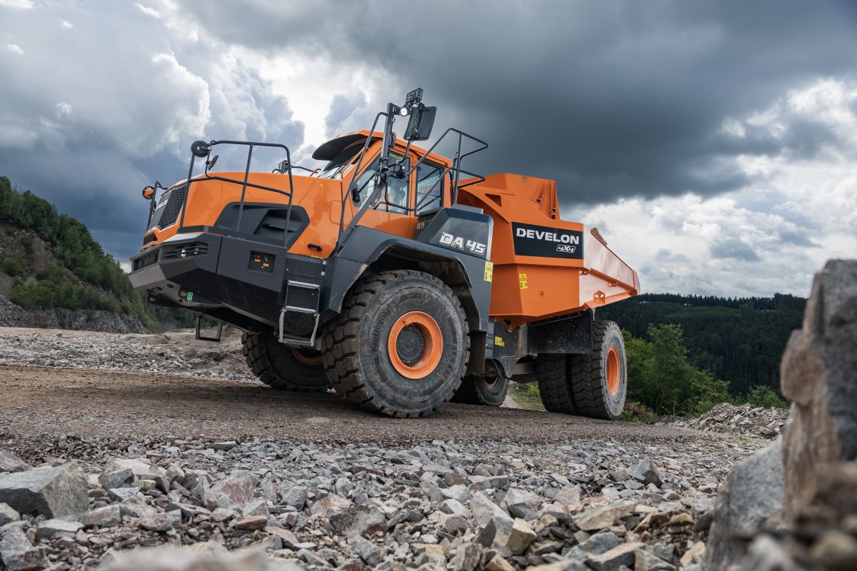 DEVELON offre una gamma di tre dumper articolati