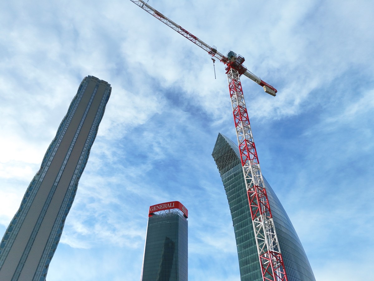 /storage/2024/10/eight-potain-cranes-team-up-to-construct-milans-stunning-new-citywave-building_671a4a414949a.jpg