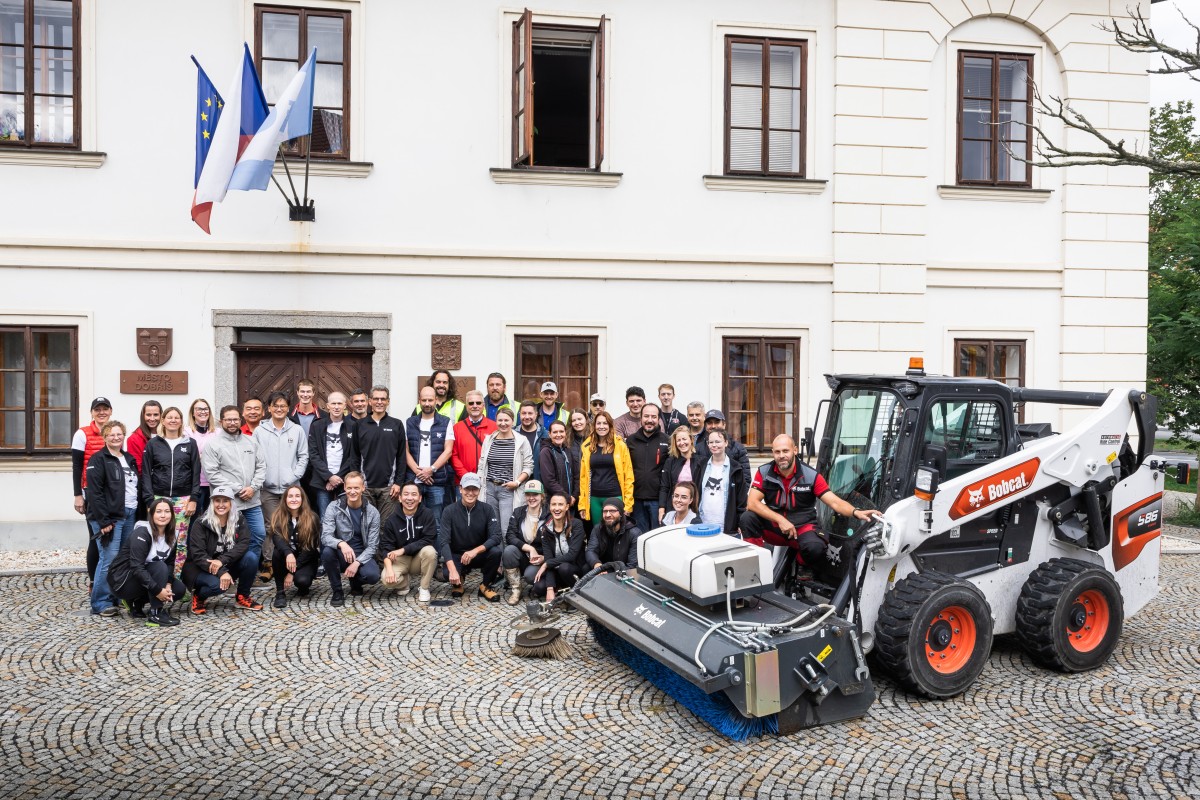 I dipendenti di Doosan Bobcat al servizio delle comunità