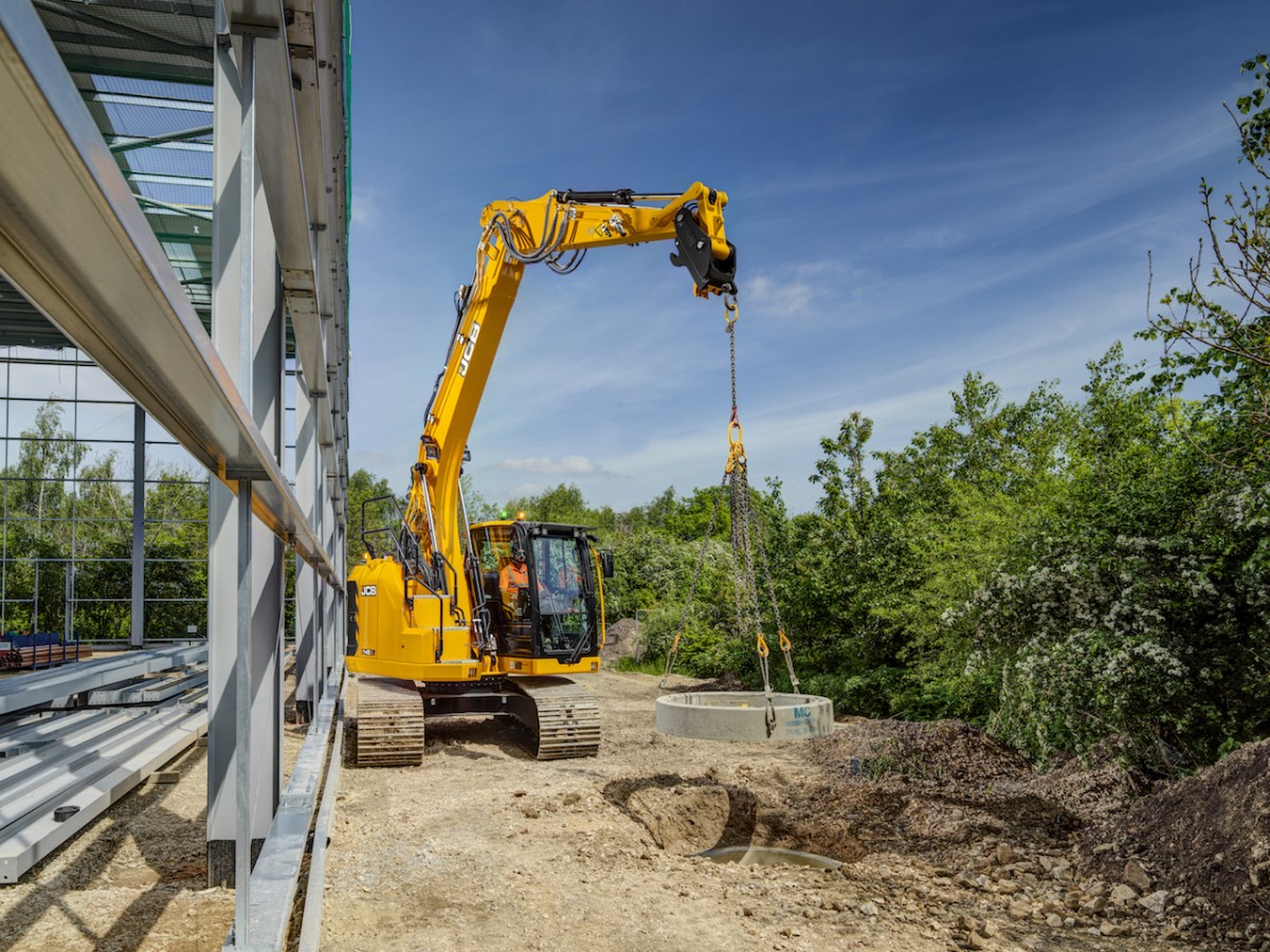 JCB lancia il nuovo escavatore cingolato 145XR