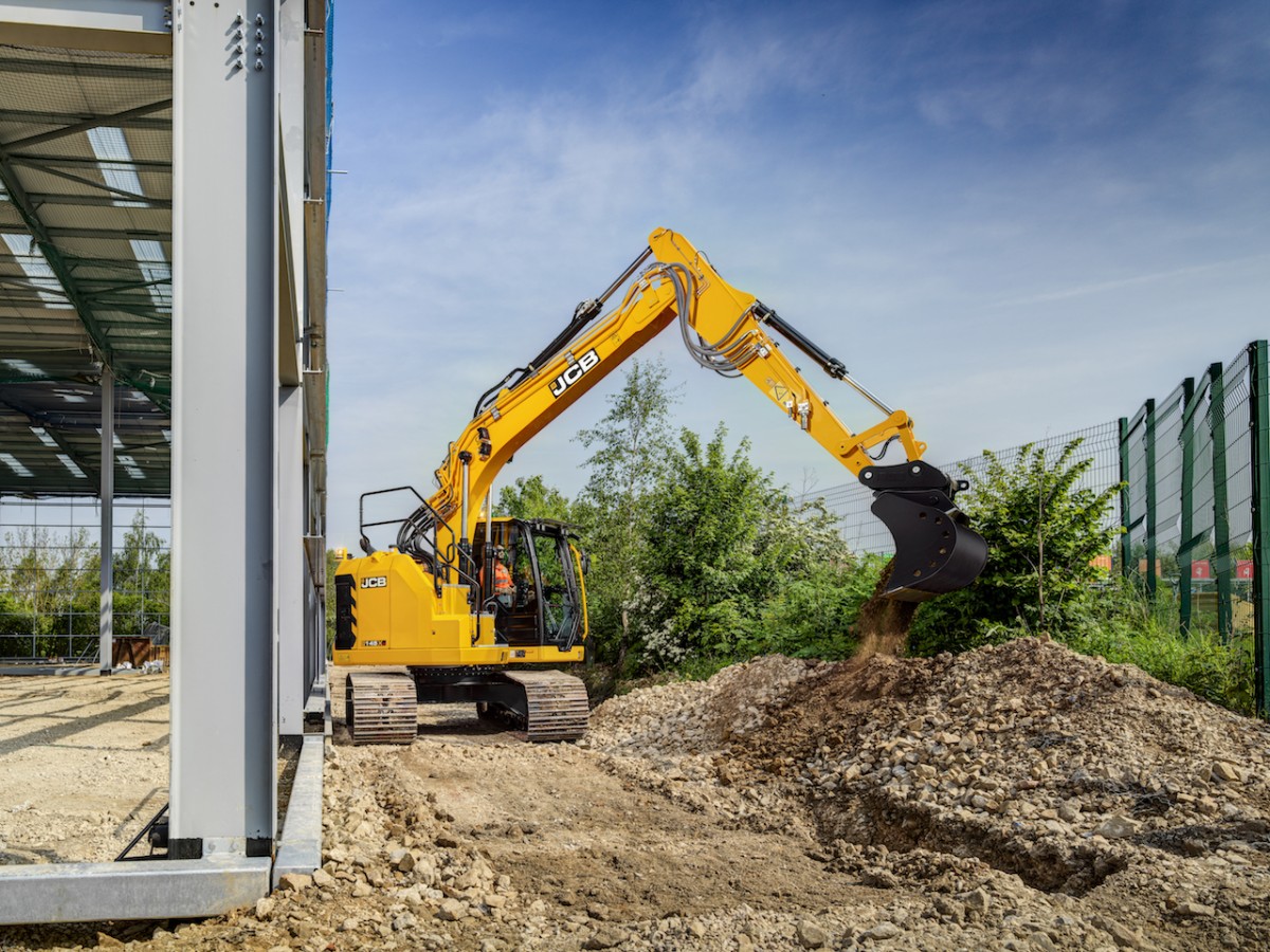 JCB lancia il nuovo escavatore cingolato 145XR