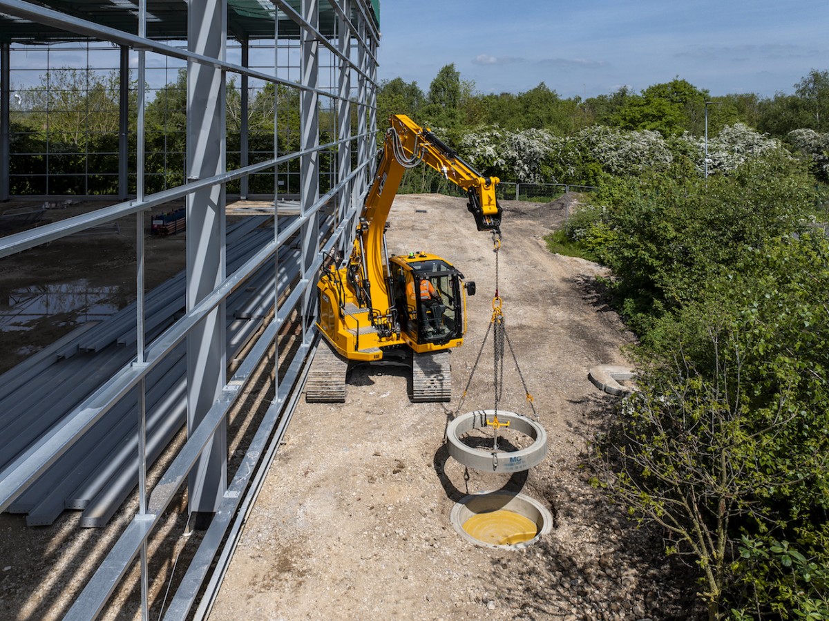 JCB lancia il nuovo escavatore cingolato 145XR