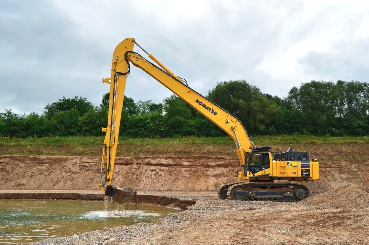 Komatsu PC700 with special boom conversion for raw gravel extraction