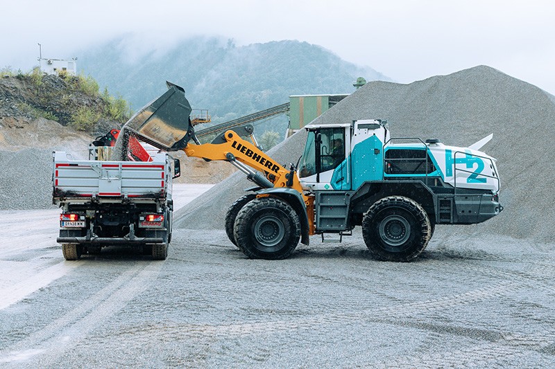 /storage/2024/10/liebherr-and-strabag-test-hydrogen-wheel-loader_670e5bb476025.jpg