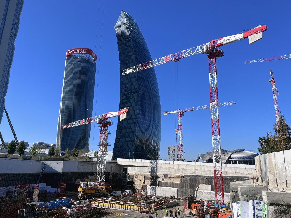 Otto gru Potain a Milano per il nuovo spettacolare edificio CityWave