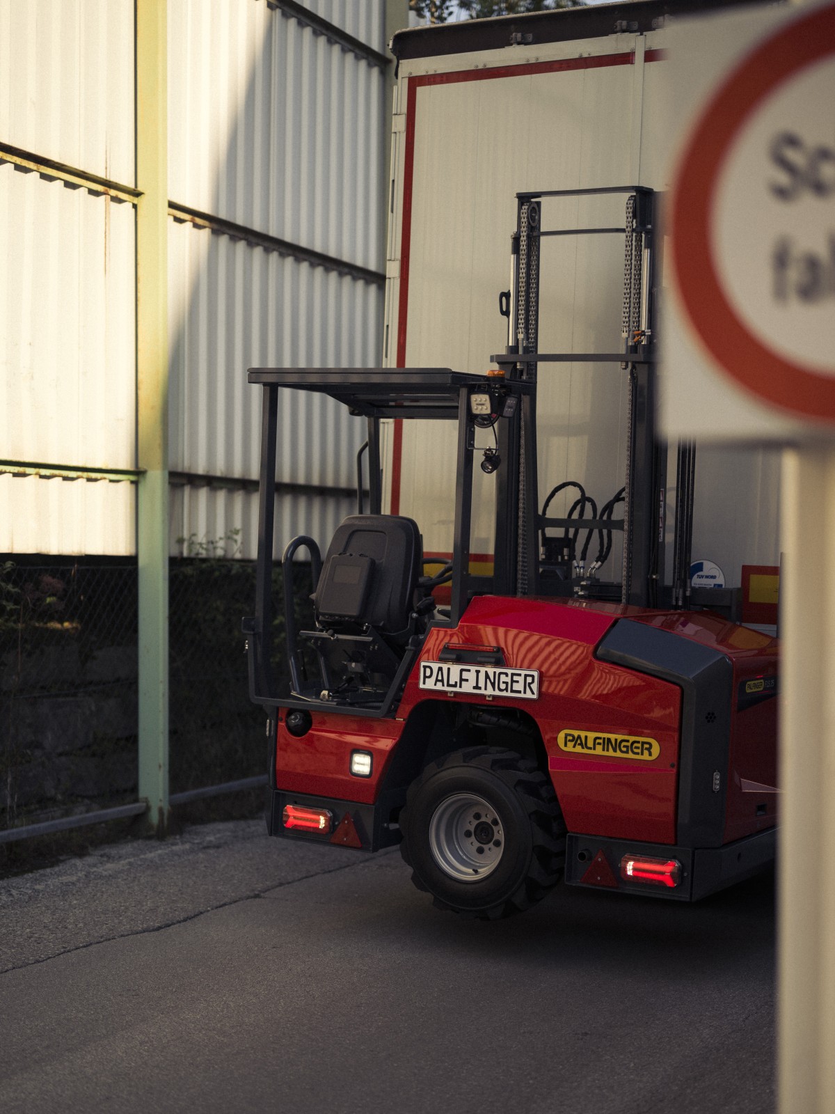 /storage/2024/10/palfinger-truck-mounted-forklifts-open-up-new-perspectives_671498f5bfe81.jpg