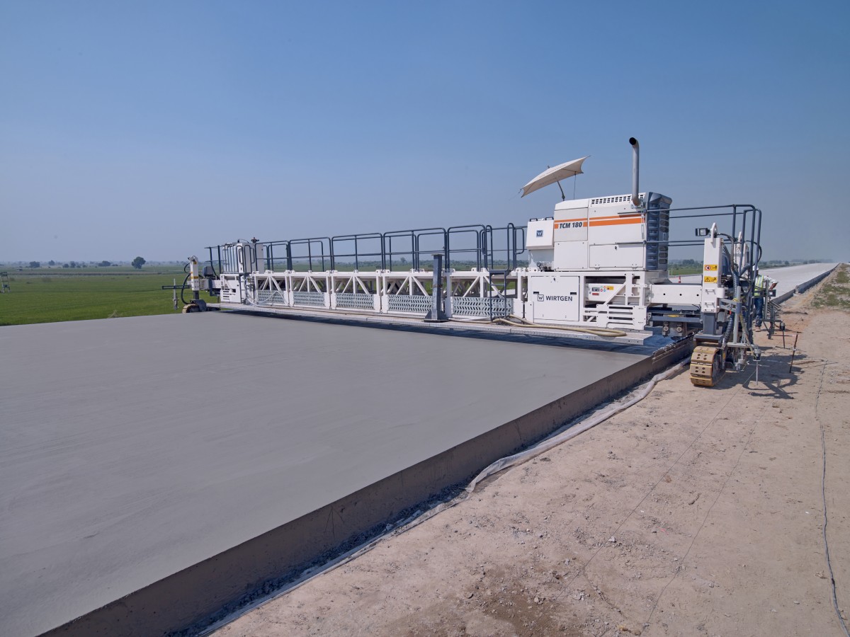 /storage/2024/10/wirtgen-concrete-paving-with-inset-slipform-pavers_67139a04e844f.jpg