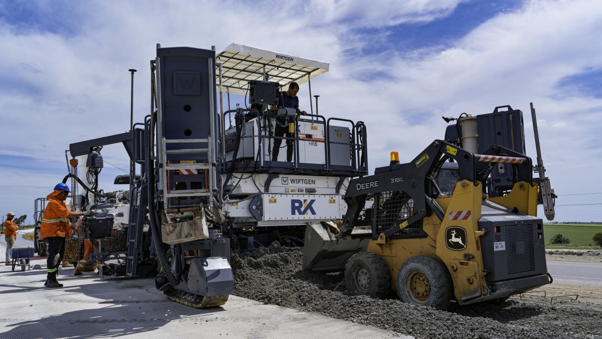 /storage/2024/10/wirtgen-widening-of-the-ruta-5-highway-from-montevideo-to-the-brazilian-border_67139f09407d4.jpg