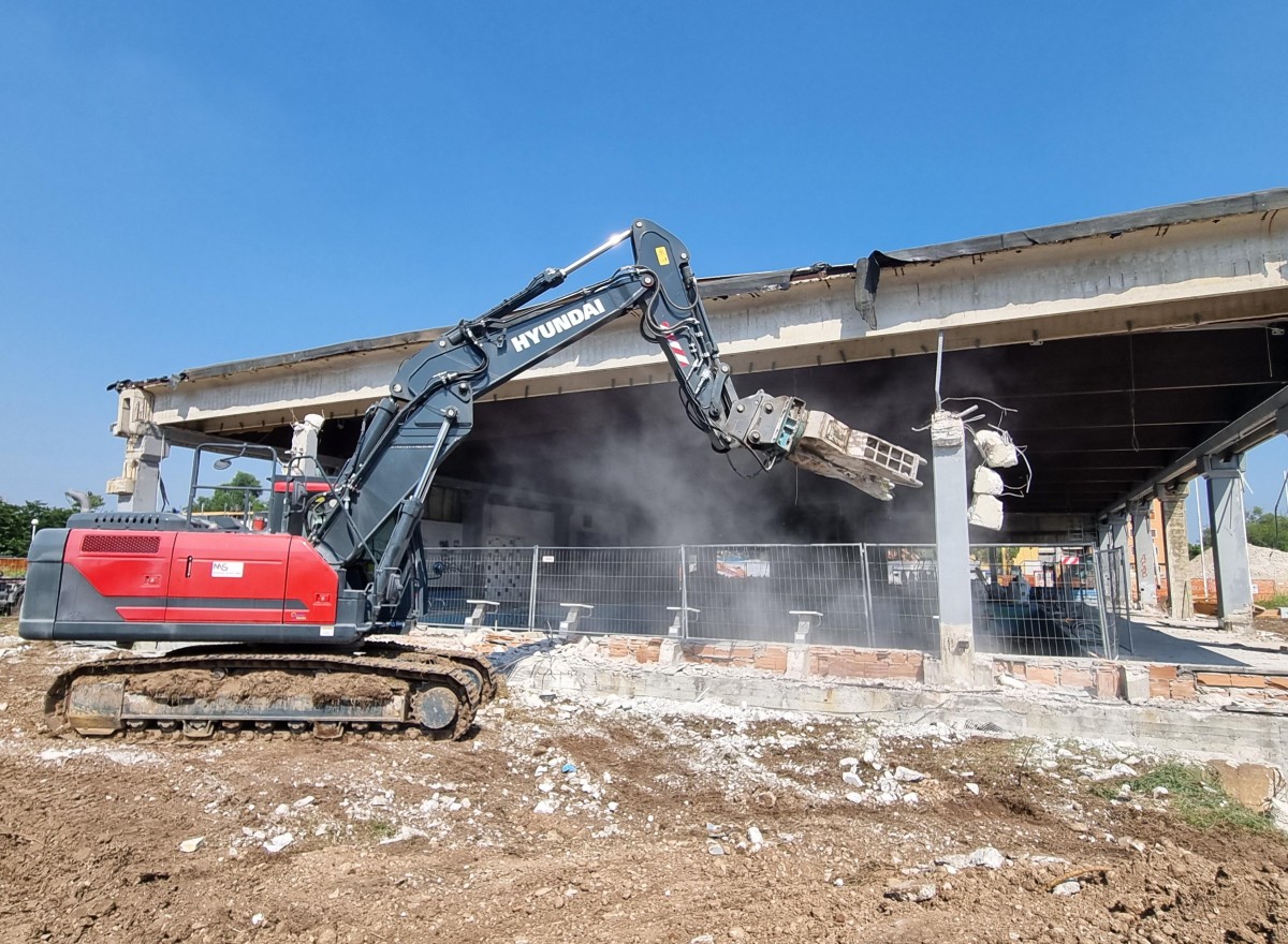 Un escavatore cingolato Hyundai HX210A NL per Mozzo Scavi