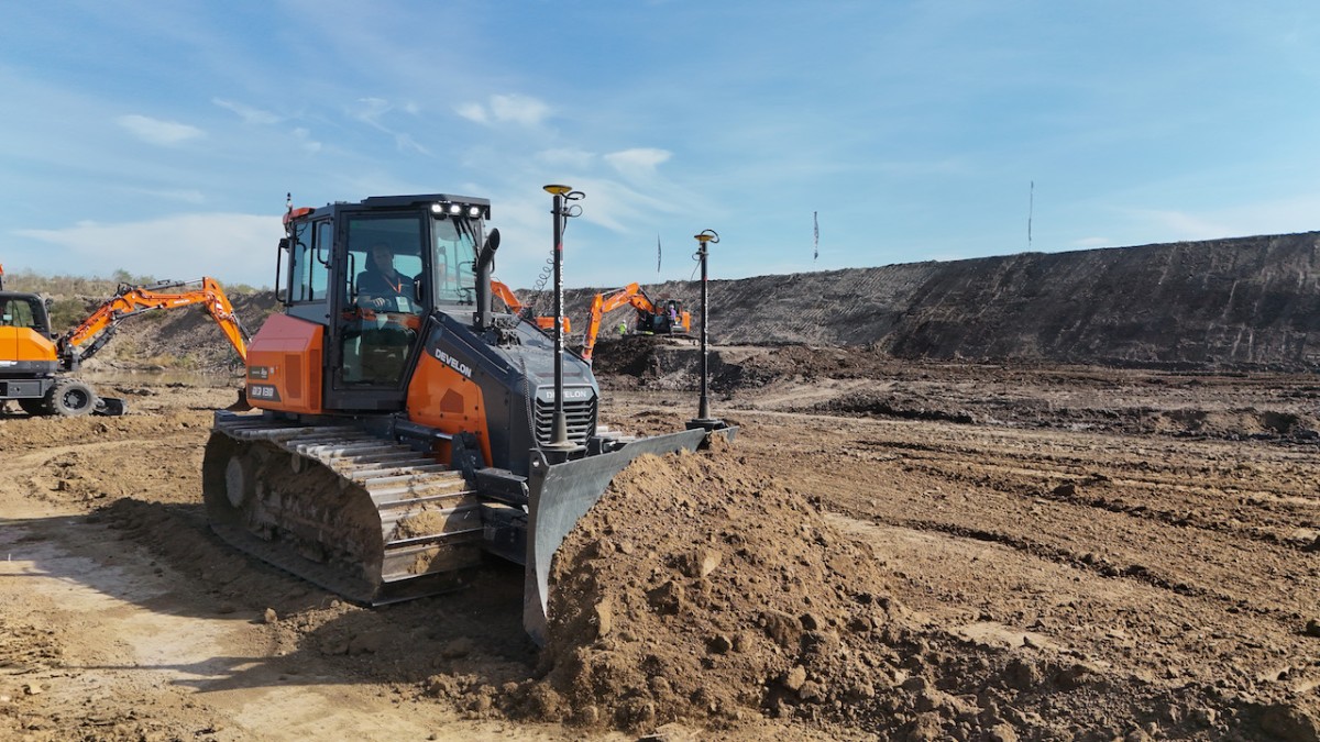 DEVELON amplia le opzioni di controllo per il dozer DD130-7