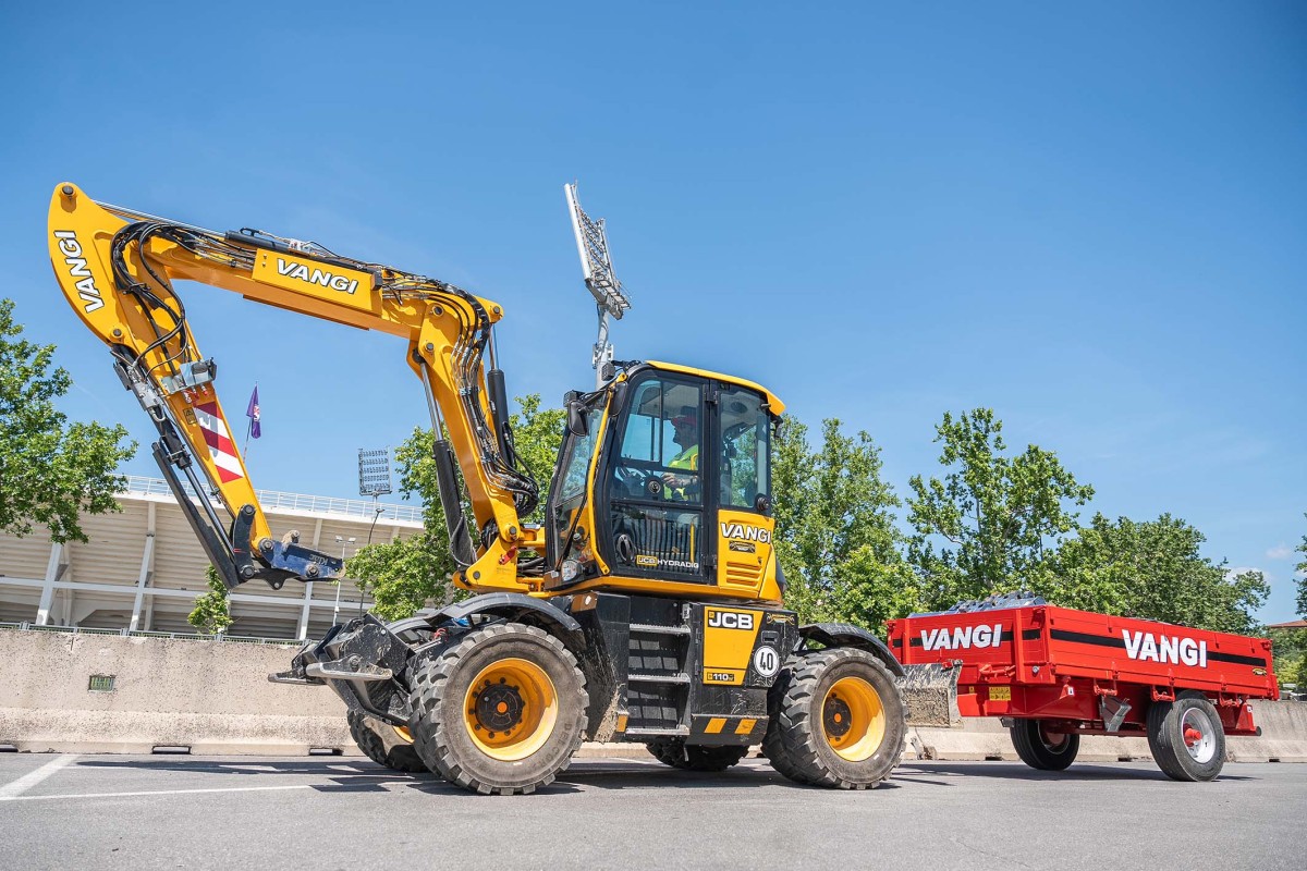 Un escavatore JCB Hydradig per l'impresa Vangi